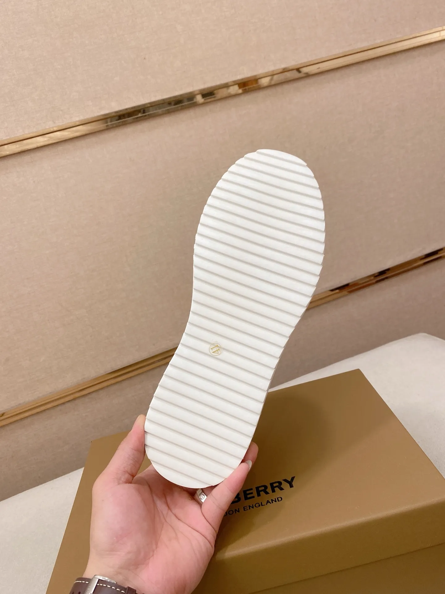 Men's shoes 💰: 420💰🇮🇹🇮🇹BURBERRY's top purchasing agents are available simultaneously at the counter. 🔍🔍On sale at the same time. Positive code number: 38-44 Italian imported first-layer cowhide with fabric. Fully imported sheepskin lining, sole: the original sole is specially provided by the original factory, the exclusive movable molded sole is super comfortable, the original factory follows the order, 🔍🔍high quality, you can go in and out of the counter at will, welcome to compare. Can be customized. 45 non-refundable